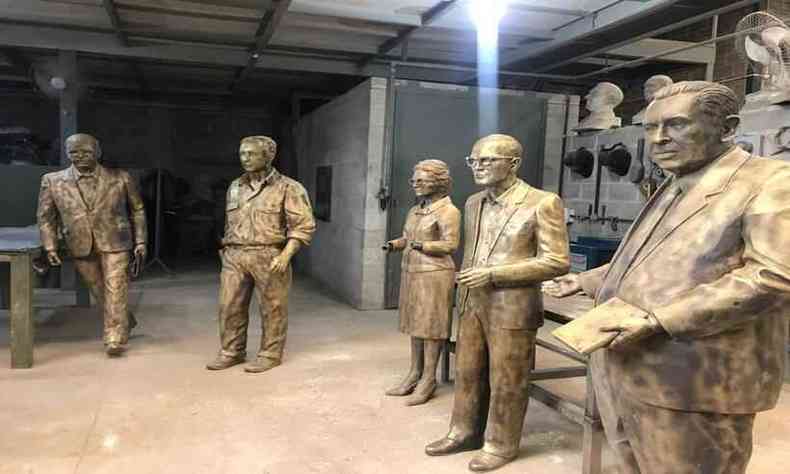 Esculturas de escritores mineiros em restaurao