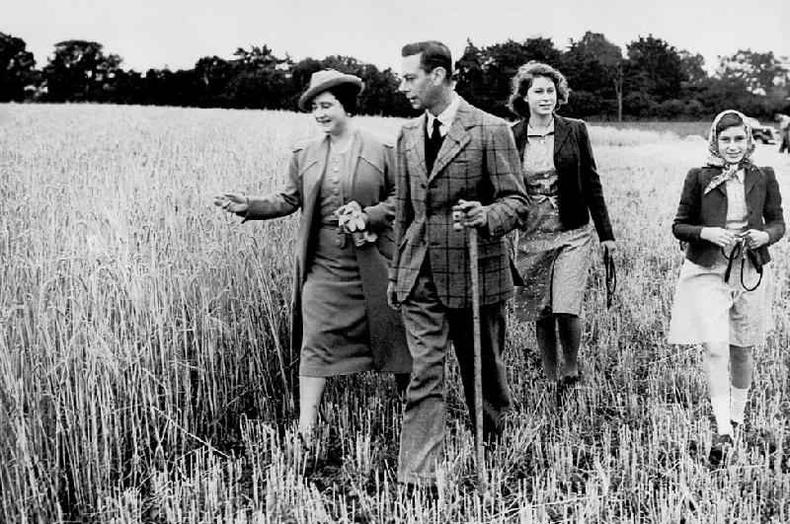 A princesa Elizabeth em 1942 com o rei George 6, a rainha Elizabeth e a princesa Margaret