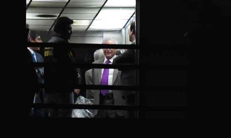 O ex-presidente Temer (gravata roxa), deixa a sede da Polcia Federal no Rio de Janeiro, nesta segunda-feira(foto: MAURO PIMENTEL/AFP)