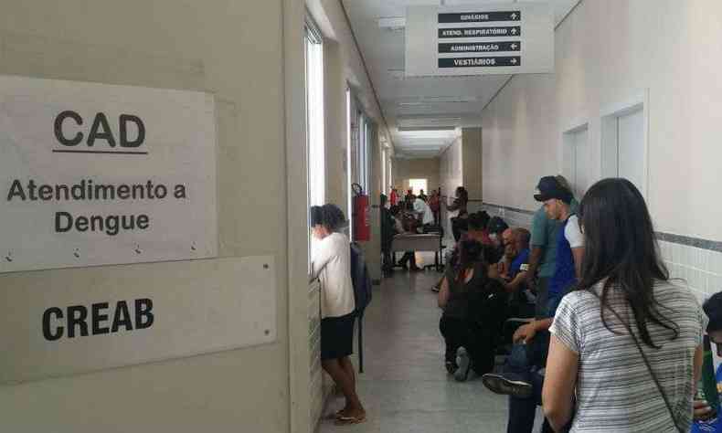Sete pacientes em estado grave foram transferidos de ambulncia do Centro de Atendimento  Dengue para a UPA Barreiro(foto: Paulo Filgueiras/EM/D.A.Press)