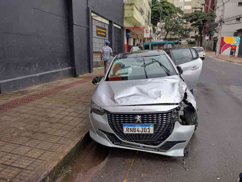 Peugeot 208 com a frente destruída