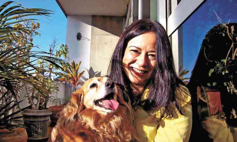 A escritora Maria Esther Maciel, que incluiu animais em seu novo livro, e a cadela Lalinha, em foto de abril de 2016(foto: Ricardo Maciel/divulgao)
