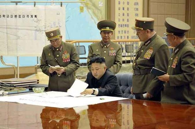 Líder norte-coreano Kim Jong-Un discute plano de ataque com agentes norte-coreanos durante uma reunião em local não revelado(foto: KNS / KCNA / AFP) Líder norte-coreano Kim Jong-Un discute plano de ataque com agentes norte-coreanos durante uma reunião em local não revelado(foto: KNS / KCNA / AFP)
