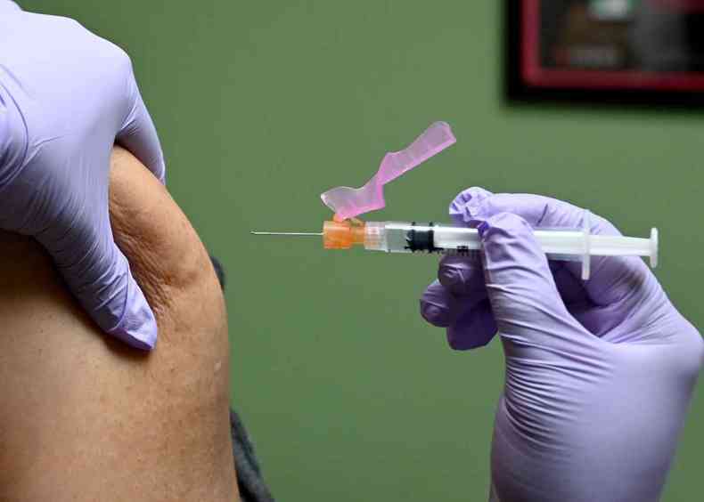A vacina contra a gripe ser aplicada primeiro nos grupos de risco do Coronavrus (foto: EVA HAMBACH / AFP )