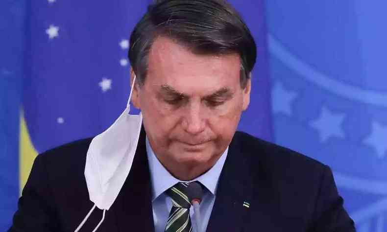 Bolsonaro com mscara pendurada no ouvido