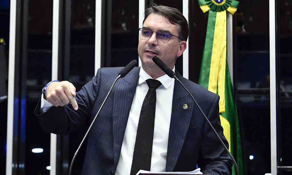 Flavio Bolsonaro tenta acalmar bolsonaristas: Confiem no capitão