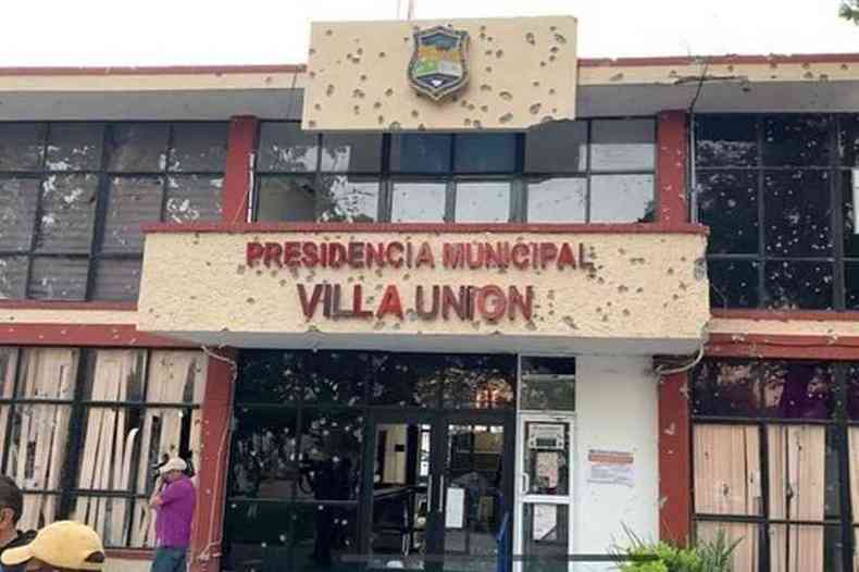 Fachada da prefeitura de Villa Union ficou com as marcas dos tiros(foto: Divulgao)