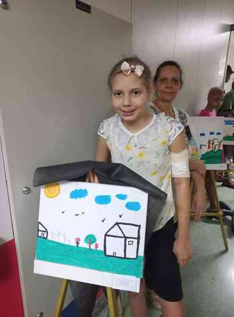 menina com quadro pintado