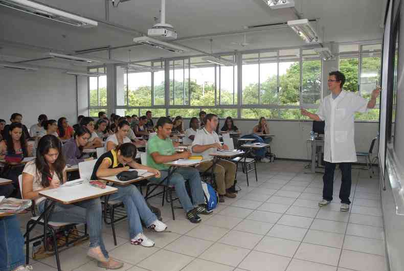 Professor da UFMG e alunos em sala de aula