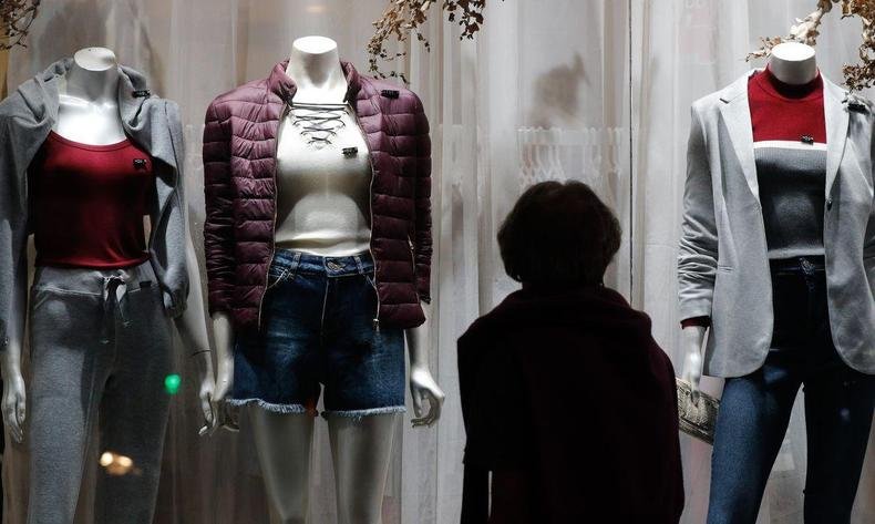 A título de exemplo, uma saia doada à H&M viajou 24.800 quilómetros, de Londres até um terreno baldio no Mali, onde parece ter sido despejada(foto: Fernando Frazão/Agência Brasil - Imagem meramente ilustrativa) Vitrine de loja