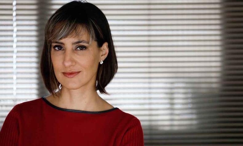 A escritora e arquiteta Bebel Soares olha para a cmera 