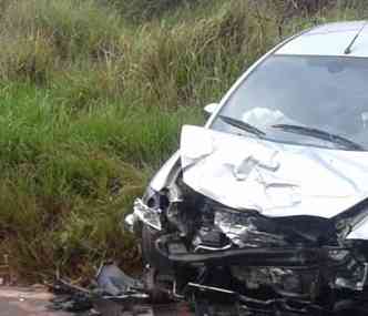 Um dos quatro carros que se envolveu no acidente em Esmeraldas(foto: Victor Santos/Esp.EM/D.A Press)