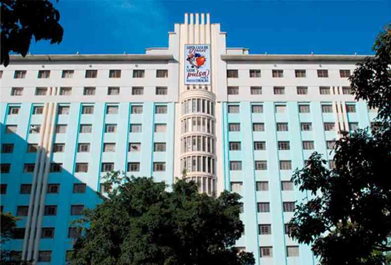 Fachada do hospital Santa Casa em Belo Horizonte. Prdio azul e branco, com torre no meio.