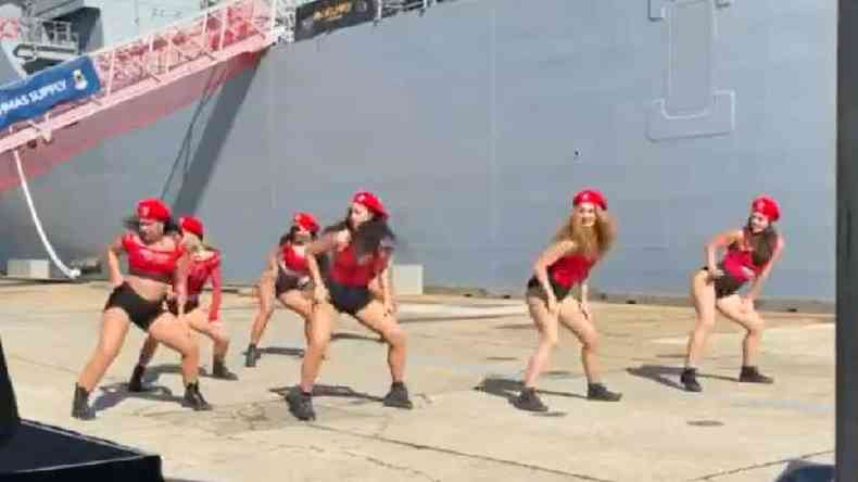 O grupo danando twerk em frente ao novo navio de guerra australiano HMAS Supply(foto: @alexbrucesmith/Twitter)