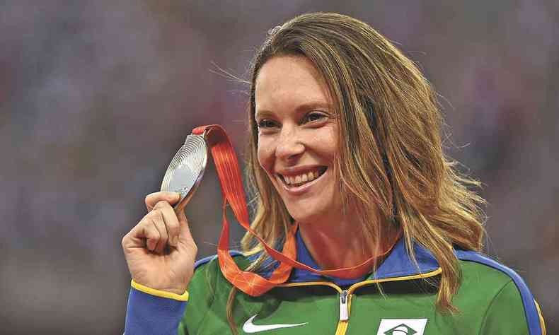 Fabiana Murer exibe medalha