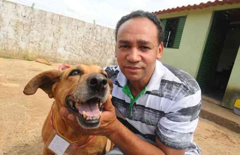 Aguinaldo Pereira reconheceu a cachorra, resgatada por bombeiro, em fotografia nos jornais: 