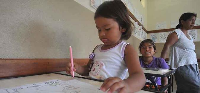 Pequenos desenham na escola a vida que já não veem nas margens. País precisam conter crianças para evitar contato com a água(foto: Alexandre Guzanshe/EM/D.A Press) Pequenos desenham na escola a vida que já não veem nas margens. País precisam conter crianças para evitar contato com a água(foto: Alexandre Guzanshe/EM/D.A Press)