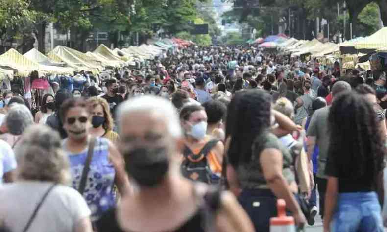 Pessoas caminhando pelo hipercentro de Belo Horizonte