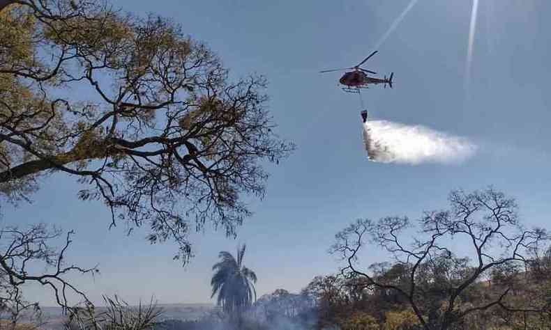Helicptero auxilia bombeiros no combate ao fogo na Serra Negra, em Patrocnio(foto: CBMMG)