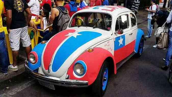 Fusca de torcedores chilenos chamou a ateno e atraiu curiosos(foto: Leandro Couri/EM/D.A.Press)