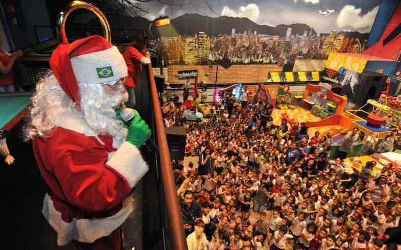 Com a presena ilustre do bom velhinho, Natal solidrio, viabilizado a partir de doaes, ocorreu no espao de festas Luminis Urban Play (foto: Marcos Vieira/EM/D.A Press)