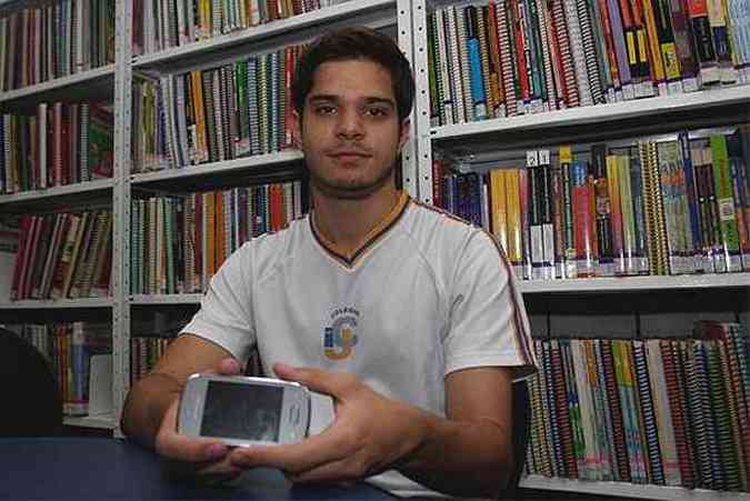 Andr Henrique Almeida  um dos milhares de estudantes que contam com a tecnologia para melhor se preparar para provas (foto: (Edsio Ferreira/EM/D.A Press))
