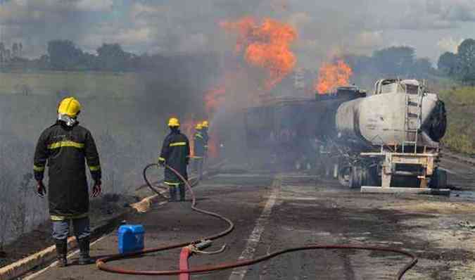 Bombeiros tiveram trabalho para apagar incndio nos veculos(foto: Patrocnio Online)