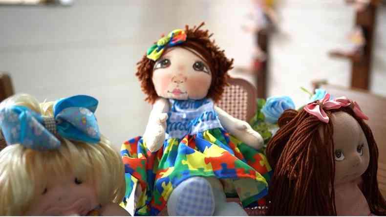 Brinquedos da Turminha do Autismo usam roupas com desenho e cores que simbolizam o Espectro Autista