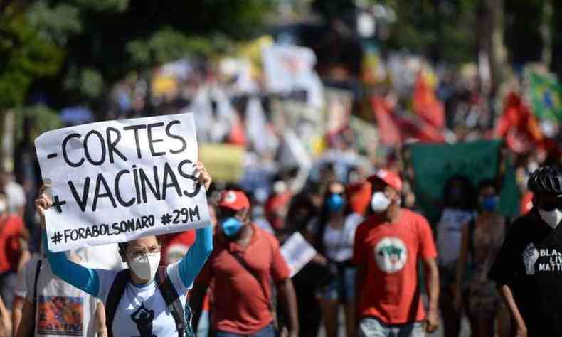 E ainda que mascarados, portando lcool em gel e outras medidas 'marqueteiras', se aglomeraram(foto: Tlio Santos/EM/D.A press)