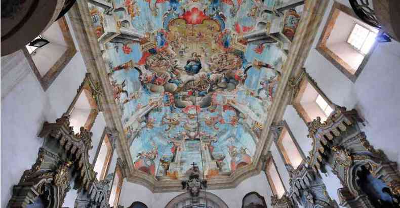 Pintura do forro da Igreja So Francisco, no Centro Histrico de Ouro Preto: obra deslumbrante de Mestre Atade  um dos expoentes da histria da arte mineira(foto: TLIO SANTOS/EM/D.A PRESS)