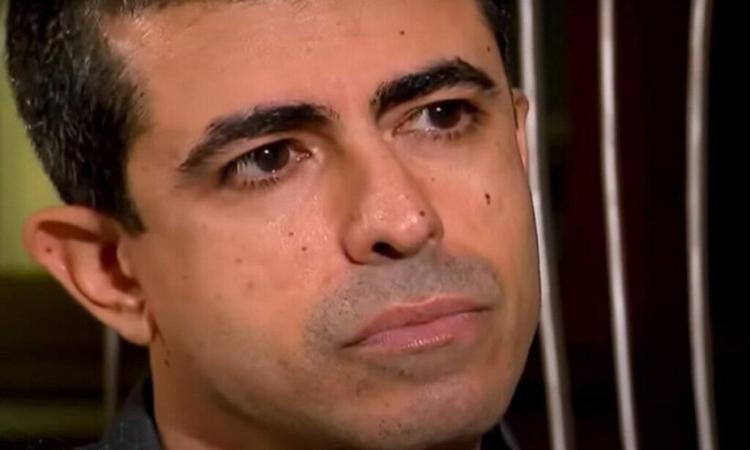 ator Marcius Melhem de cabelo preto, sem barba e de cara fechada 