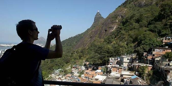 Turista visita a comunidade de Santa Marta na Zona Sul do Rio(foto: Pilar Olivares/Reuters)