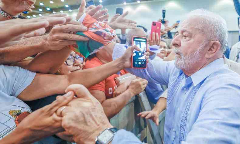 Presidente Lula com apoiadores 