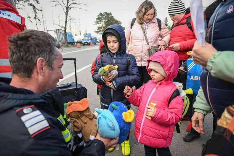 crianas refugiadas da Ucrnia ganham brinquedos