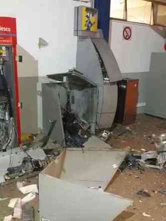 Terminais bancrios ficaram destrudos no aeroporto de Montes Claros(foto: Luiz Ribeiro/EM/D.A PRESS)