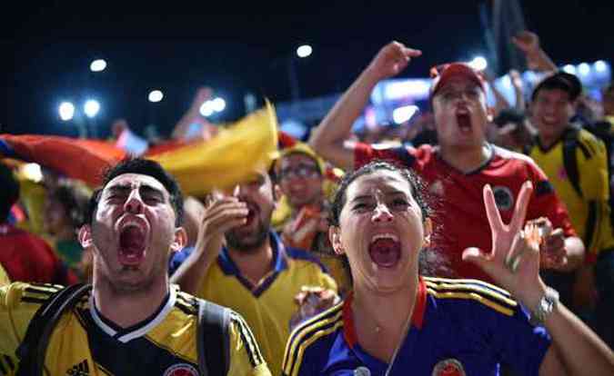 Colombianos vibram com o jogo de seu pas contra o Japo, visto em telo na Fan Fest da praia de Copacabana(foto: YASUYOSHI CHIBA/AFP)