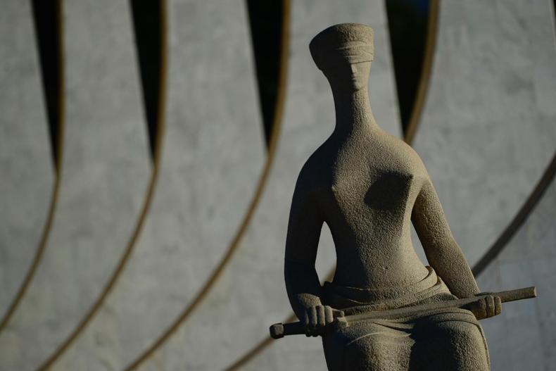 A decisão final do julgamento será em agosto (foto: Marcello Casal Jr/Agência Brasil) estátua da Justiça no prédio do STF em Brasília