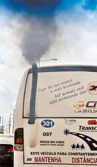 Gs carbnico emitido pelos nibus: maior teor de enxofre no leo diesel(foto: Fbio Cortez/DN/D.A Press)