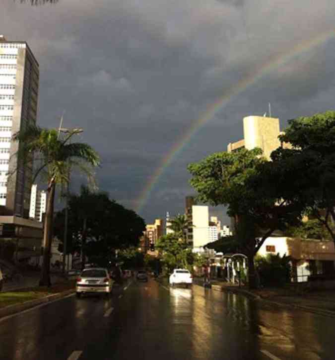 Quem passou pela Avenida Nossa Senhora do Carmo, em Belo Horizonte, na tarde deste domingo, viu no cu um belo arco-ris(foto: Benny Cohen/EM DA Press)