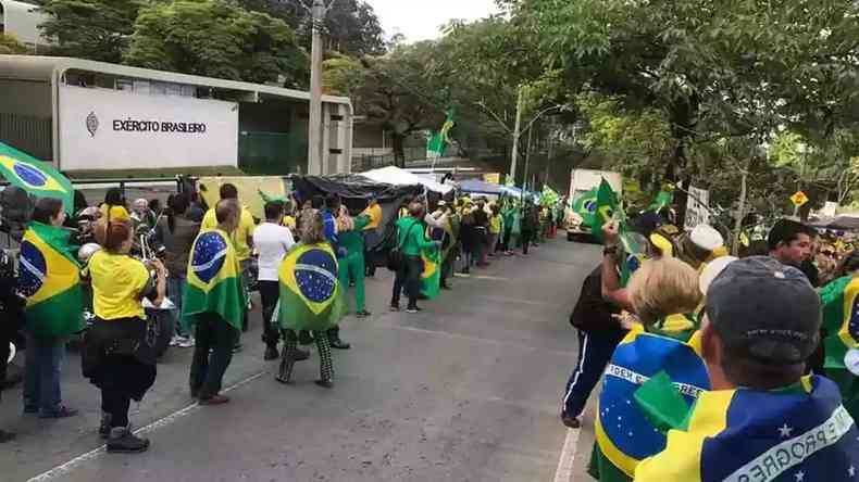 Bolsonaristas na Avenida Raja Gabaglia, em BH