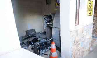 Caixa eletrônico foi danificado depois de explosão em condomínio da Grande BH(foto: Gladyston Rodrigues/EM/D.A PRESS)