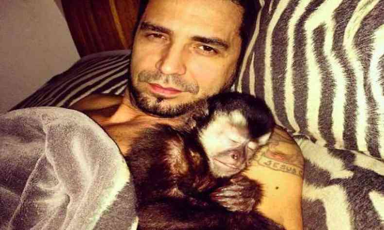 Latino e seu macaco, Twelves, morto em 2018(foto: Instagram/Reproduo)