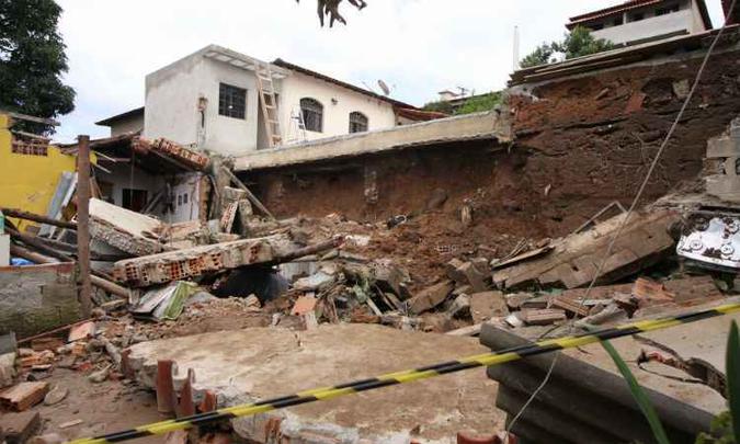Idoso morreu depois que muro desabou sobre a casa dele(foto: Edesio Ferreira/EM/D.A Press.) Idoso morreu depois que muro desabou sobre a casa dele(foto: Edesio Ferreira/EM/D.A Press.)