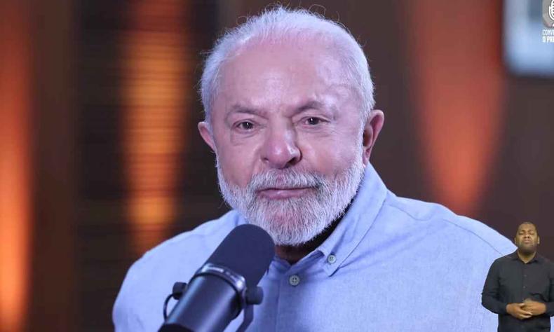 Lula falando ao microfone