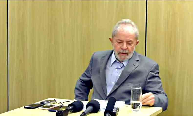 Mesmo preso em Curitiba, ex-presidente Lula orientou o PT a ter candidato a prefeito em todas as cidades onde for possvel de olho em 2022(foto: El Pas/Reproduo Internet)