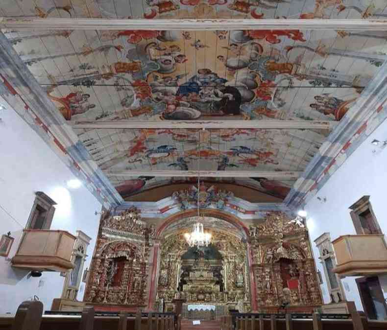 Para especialistas, o altar de So Miguel e Almas foi revestido de ouro pelo mestre pintor Antnio de Caldas em 1745, assim como o altar de Nossa Senhora do Rosrio(foto: PREFEITURA DE OURO BRANCO/DIVULGAO )