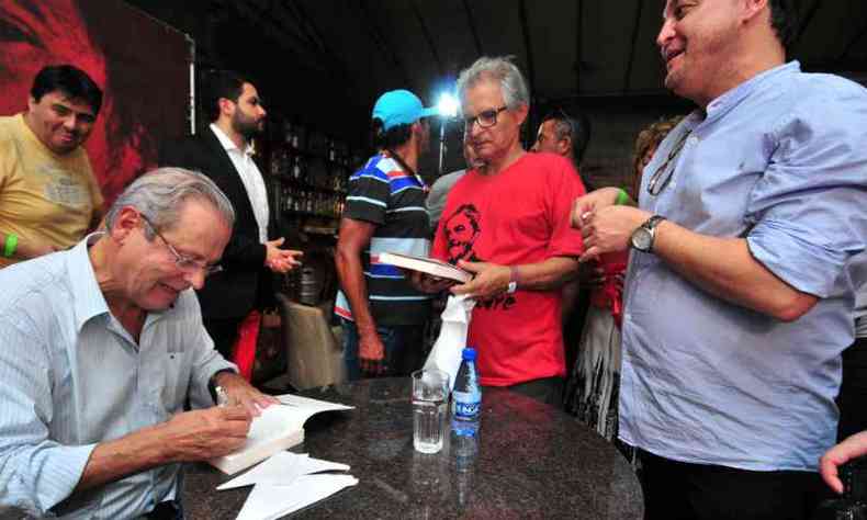 Jos Dirceu autografou livro que escreveu enquanto esteve preso em decorrncia da Operao Lava-Jato(foto: Marcos Vieira/EM/D. A Press)