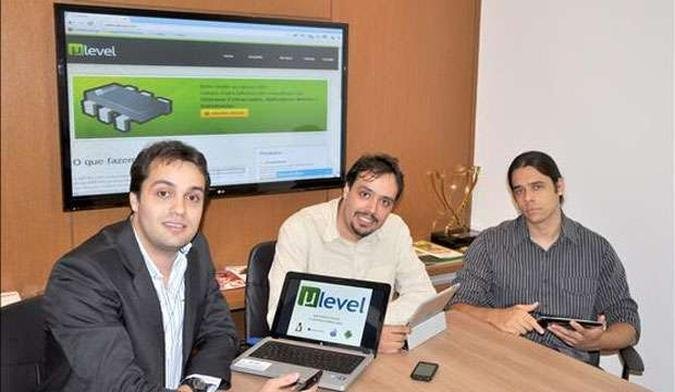 Thales Ceolin (E), ao lado dos s�cios Fabricio Ceolin (C) e Narcelio Filho (D), demonstra servi�os criados pela ULevel (foto: Rog�rio Oliveira/Divulga��o)