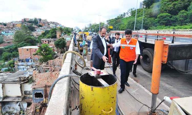 Pela manhã, prefeito Alexandre Kalil e ministro Helder Barbalho visitaram obra na BR-356, onde operários a serviço do DEER/MG trabalham para conter paredão ameaçado(foto: Gladyston Rodrigues/EM/DA Press) Pela manhã, prefeito Alexandre Kalil e ministro Helder Barbalho visitaram obra na BR-356, onde operários a serviço do DEER/MG trabalham para conter paredão ameaçado(foto: Gladyston Rodrigues/EM/DA Press)