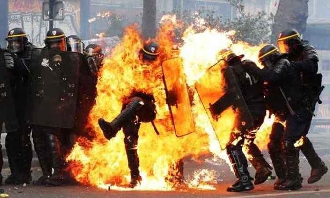 Policial atingido por coquetel molotov está em estado grave(foto: AFP/Christophe Archambault) Policial atingido por coquetel molotov está em estado grave(foto: AFP/Christophe Archambault)